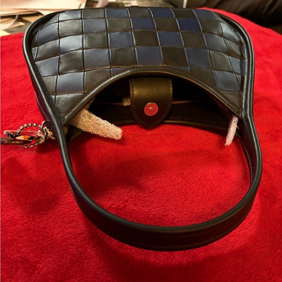 Elegant Black and Blue Woven Coachtopia Handbag - Picture 4 of 7